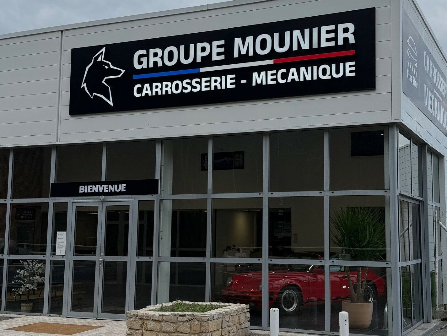 IDCI Réseau à Bollène - Carrosserie Mounier, baie de brassage, poste de téléphonie fixe, ordinateur