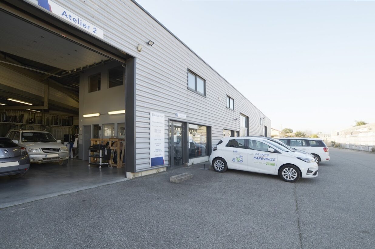 IDCI Réseau à Bollène - Carrosserie Mounier, baie de brassage, poste de téléphonie fixe, ordinateur